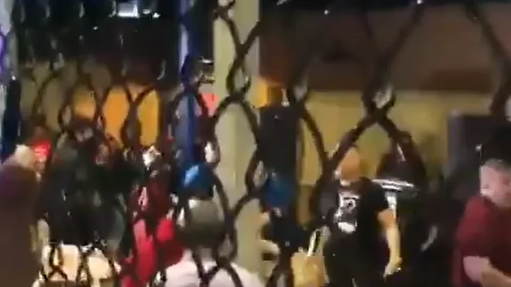 Pánico en un evento de la MMA en Florida cuando un hombre saca un arma y dispara en plena batalla campal Pánico en un evento de la MMA en Florida cuando un hombre saca un arma y dispara en plena batalla campal