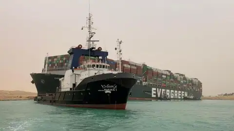 El buque bloqueando el Canal de Suez. El buque bloqueando el Canal de Suez.