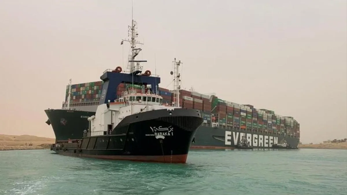 El buque bloqueando el Canal de Suez. El buque bloqueando el Canal de Suez.