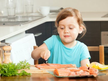 Niña y pescado