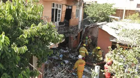 Imagen de la casa en la que impactó la avioneta militar Imagen de la casa en la que impactó la avioneta militar