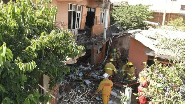 Imagen de la casa en la que impact&oacute; la avioneta militar