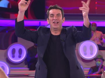 Arturo Valls se anima con un cántico futbolero en ‘¡Ahora caigo!’