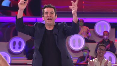 Arturo Valls se anima con un cántico futbolero en ‘¡Ahora caigo!’