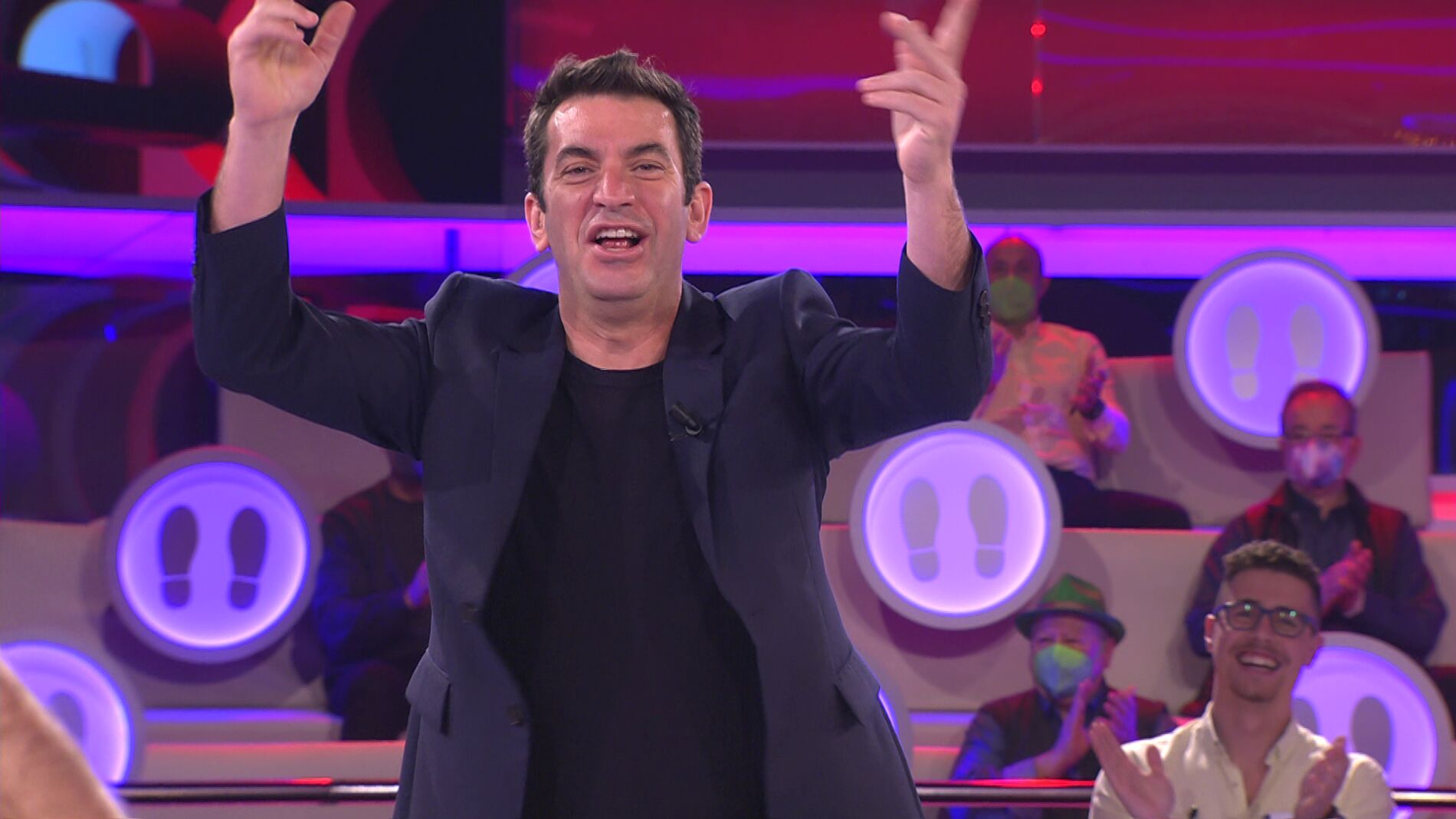 Arturo Valls se anima con un c&aacute;ntico futbolero en &lsquo;&iexcl;Ahora caigo!&rsquo;