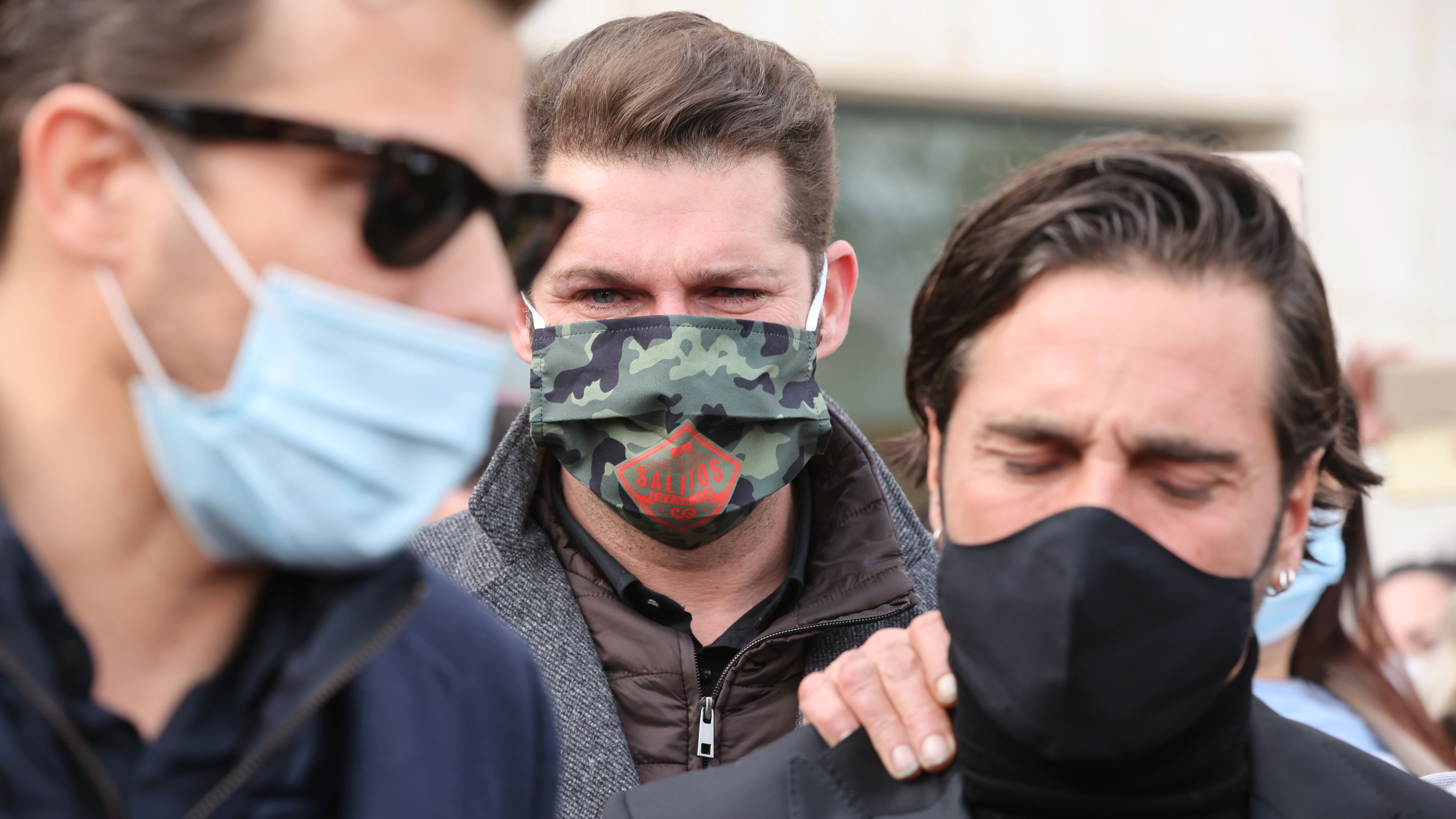 Manu Tenorio y David Bustamante en el entierro de Álex Casademunt Manu Tenorio y David Bustamante en el entierro de Álex Casademunt