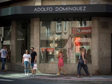 Adolfo Domínguez anuncia un ERE para reducir un 30% su plantilla en España, unos 300 puestos trabajadores