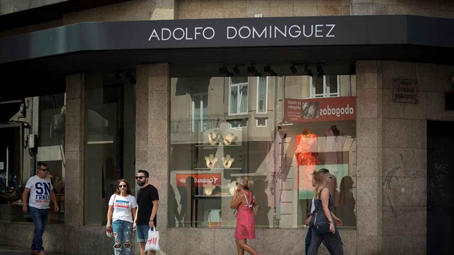 Adolfo Domínguez anuncia un ERE para reducir un 30% su plantilla en España, unos 300 puestos trabajadores Adolfo Domínguez anuncia un ERE para reducir un 30% su plantilla en España, unos 300 puestos trabajadores