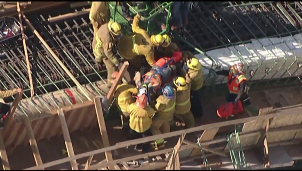 Espectacular rescate a un trabajador durante las obras de un puente en Los Ángeles