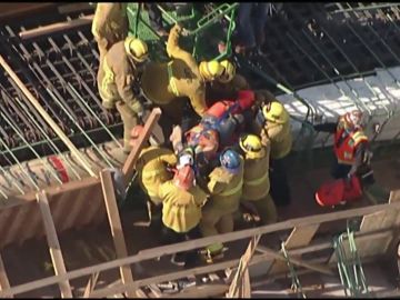 Espectacular rescate a un trabajador durante las obras de un puente en Los Ángeles