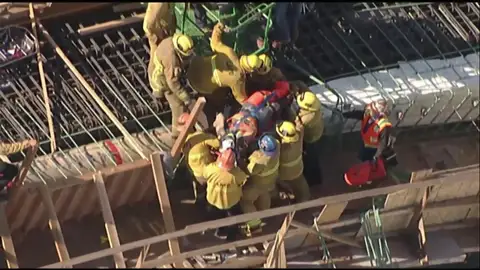 Espectacular rescate a un trabajador durante las obras de un puente en Los Ángeles Espectacular rescate a un trabajador durante las obras de un puente en Los Ángeles