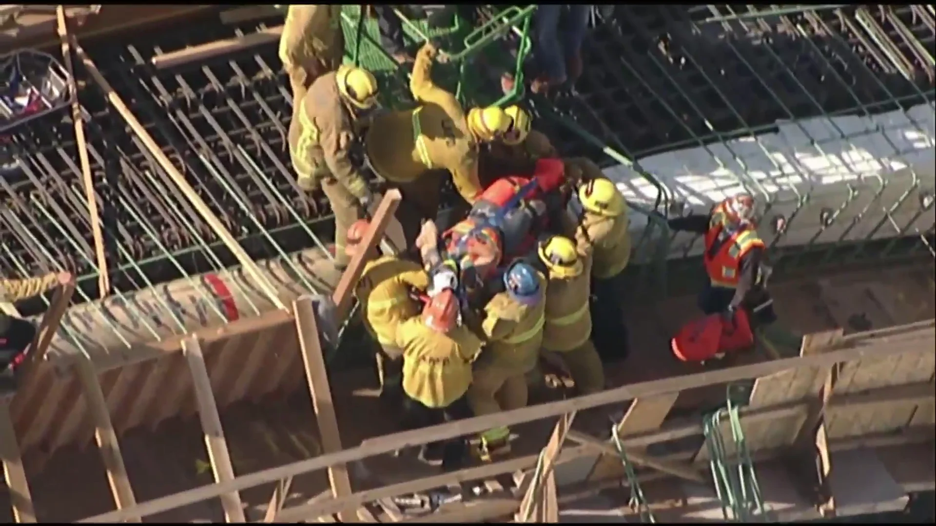 Espectacular rescate a un trabajador durante las obras de un puente en Los Ángeles Espectacular rescate a un trabajador durante las obras de un puente en Los Ángeles