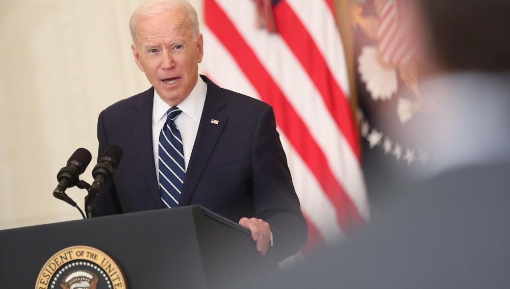 El presidente de EE.UU., Joe Biden, habla durante la primera rueda de prensa de su mandato,