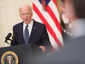 El presidente de EE.UU., Joe Biden, habla durante la primera rueda de prensa de su mandato,