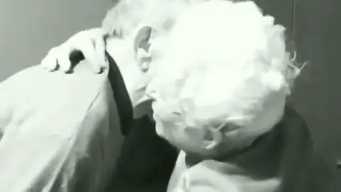 Una pareja de ancianos se reencuentra por sorpresa después de que la mujer salga del hospital sin avisar Una pareja de ancianos se reencuentra por sorpresa después de que la mujer salga del hospital sin avisar