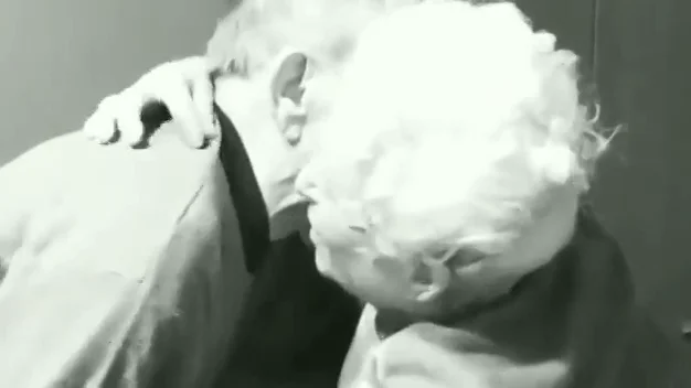 Una pareja de ancianos se reencuentra por sorpresa después de que la mujer salga del hospital sin avisar Una pareja de ancianos se reencuentra por sorpresa después de que la mujer salga del hospital sin avisar