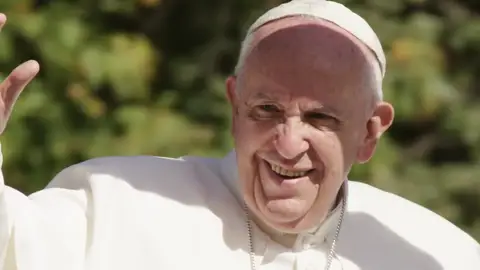 El Papa Francisco insta a la población a vacunarse contra el coronavirus como "un acto de amor" El Papa Francisco insta a la población a vacunarse contra el coronavirus como "un acto de amor"