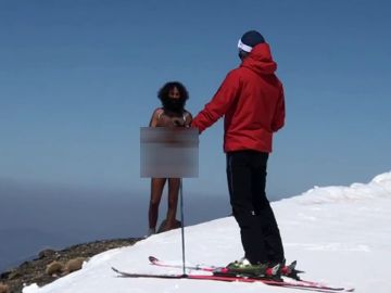Olmo García, el hombre desnudo de Granada, se pasea desnudo por las pistas de esquí de Sierra Nevada