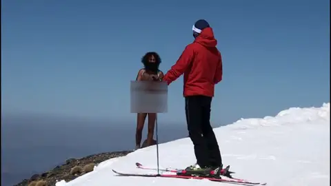 Olmo García, el hombre desnudo de Granada, se pasea desnudo por las pistas de esquí de Sierra Nevada Olmo García, el hombre desnudo de Granada, se pasea desnudo por las pistas de esquí de Sierra Nevada