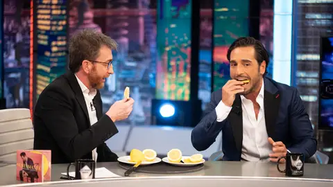 David Bustamante muestra a Pablo Motos su gran debilidad: comer limón con cáscara David Bustamante muestra a Pablo Motos su gran debilidad: comer limón con cáscara