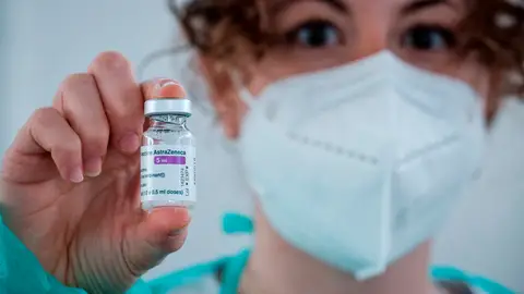 Una sanitaria sostiene una dosis de la vacuna de AstraZeneca Vacuna coronavirus
