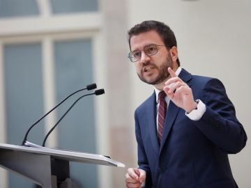 El candidato de ERC a la presidencia de la Generalitat, Pere Aragonès, en el Parlament de Catalunya