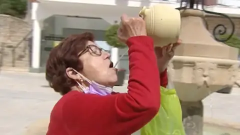 Agost, en Alicante, lanza la campaña "hazte botijo lover" para evitar su desaparición Agost, en Alicante, lanza la campaña "hazte botijo lover" para evitar su desaparición
