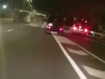 Una caravana vuelca en plena autovía de La Mareta, Canarias, sin provocar ningún herido 