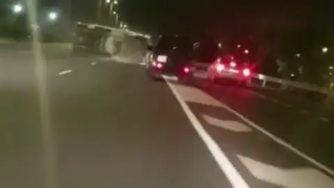 Una caravana vuelca en plena autovía de La Mareta, Canarias, sin provocar ningún herido Una caravana vuelca en plena autovía de La Mareta, Canarias, sin provocar ningún herido