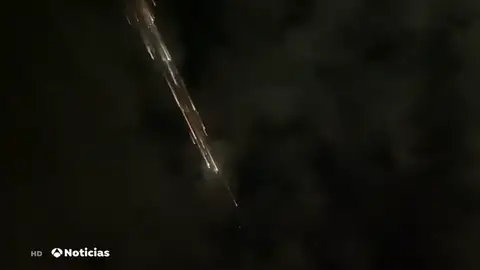 Restos del cohete Falcon 9 de Space X provocan una estela de luces similar a un cometa Restos del cohete Falcon 9 de Space X provocan una estela de luces similar a un cometa