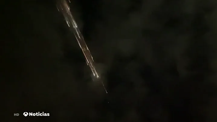 Restos del cohete Falcon 9 de Space X provocan una estela de luces similar a un cometa Restos del cohete Falcon 9 de Space X provocan una estela de luces similar a un cometa