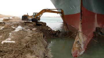 El buque atascado en el Canal de Suez