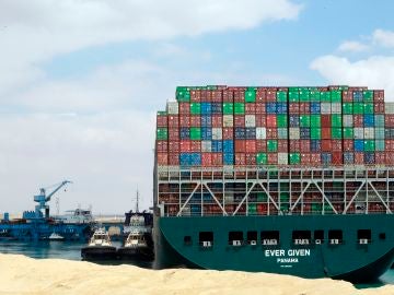 Imagen del Canal de Suez con el buque 'Ever Given'