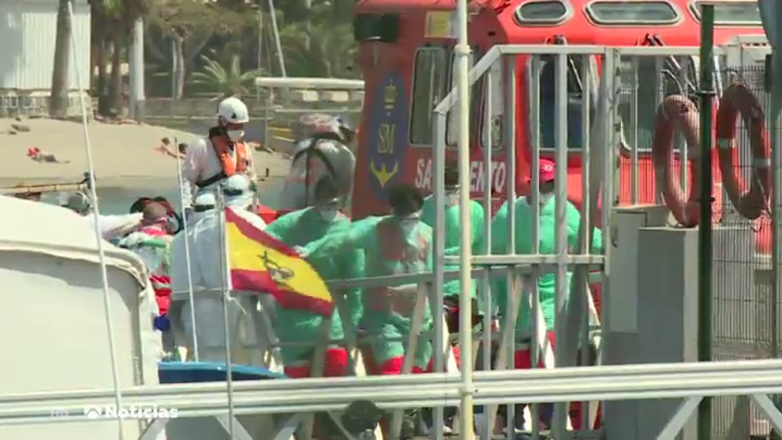 Mueren al menos 3 personas en Tenerife al volcarse la patera en la que intentaban llegar a la isla