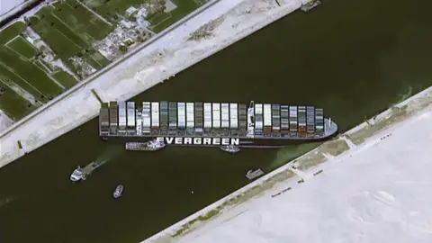 Barco encallado Canal Suez Barco encallado Canal Suez