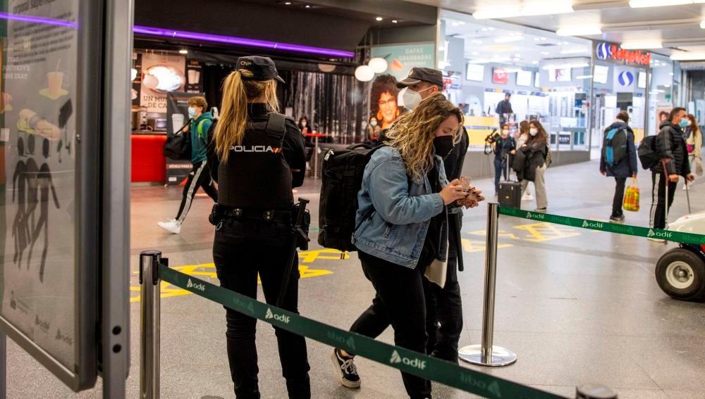 La policía nacional realiza controles a los pasajeros en la estación de Atocha 