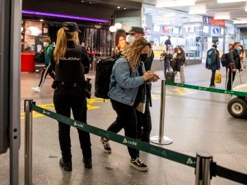 La policía nacional realiza controles a los pasajeros en la estación de Atocha 