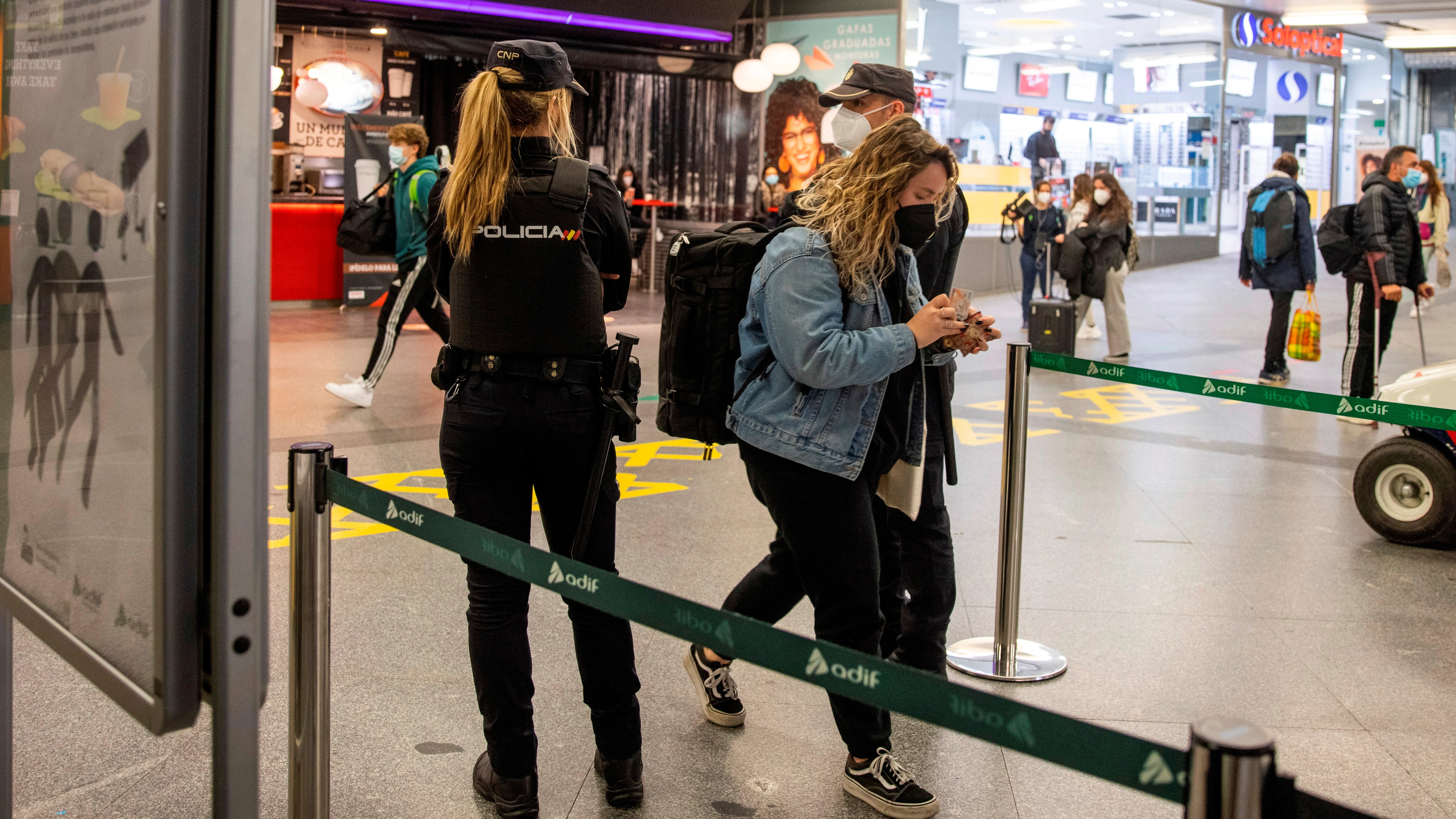 La policía nacional realiza controles a los pasajeros en la estación de Atocha La policía nacional realiza controles a los pasajeros en la estación de Atocha