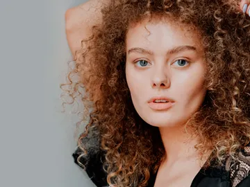Chica con pelo rizado Chica con pelo rizado