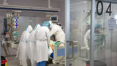 Médicos y enfermeros con un paciente covid Médicos y enfermeros con un paciente covid