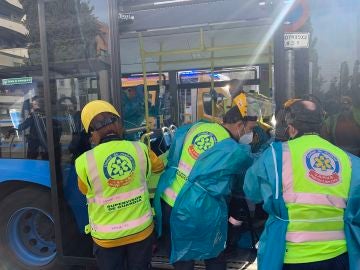 Detienen a un hombre por apuñalar a una mujer en un autobús especial de la EMT de Madrid