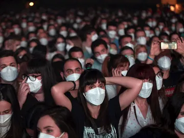Así se ha vivido el concierto de Love of Lesbian en Barcelona, el primero de la pandemia sin distancias Así se ha vivido el concierto de Love of Lesbian en Barcelona, el primero de la pandemia sin distancias