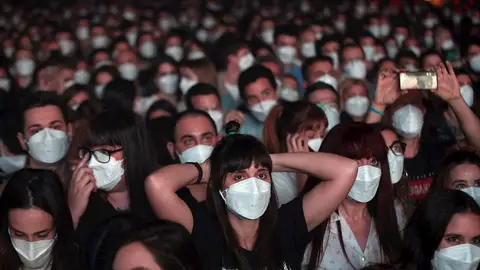 Así se ha vivido el concierto de Love of Lesbian en Barcelona, el primero de la pandemia sin distancias Así se ha vivido el concierto de Love of Lesbian en Barcelona, el primero de la pandemia sin distancias