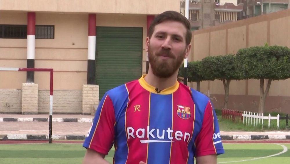 El doble egipcio de Leo Messi que usa su gran parecido para hacer felices a los niños de un orfanato