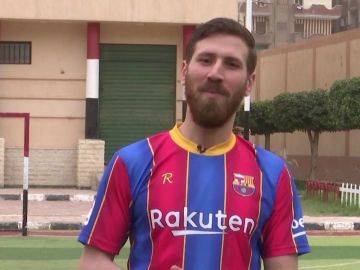 El doble egipcio de Leo Messi que usa su gran parecido para hacer felices a los niños de un orfanato