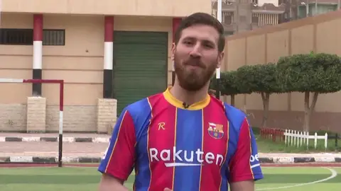 El doble egipcio de Leo Messi que usa su gran parecido para hacer felices a los niños de un orfanato El doble egipcio de Leo Messi que usa su gran parecido para hacer felices a los niños de un orfanato