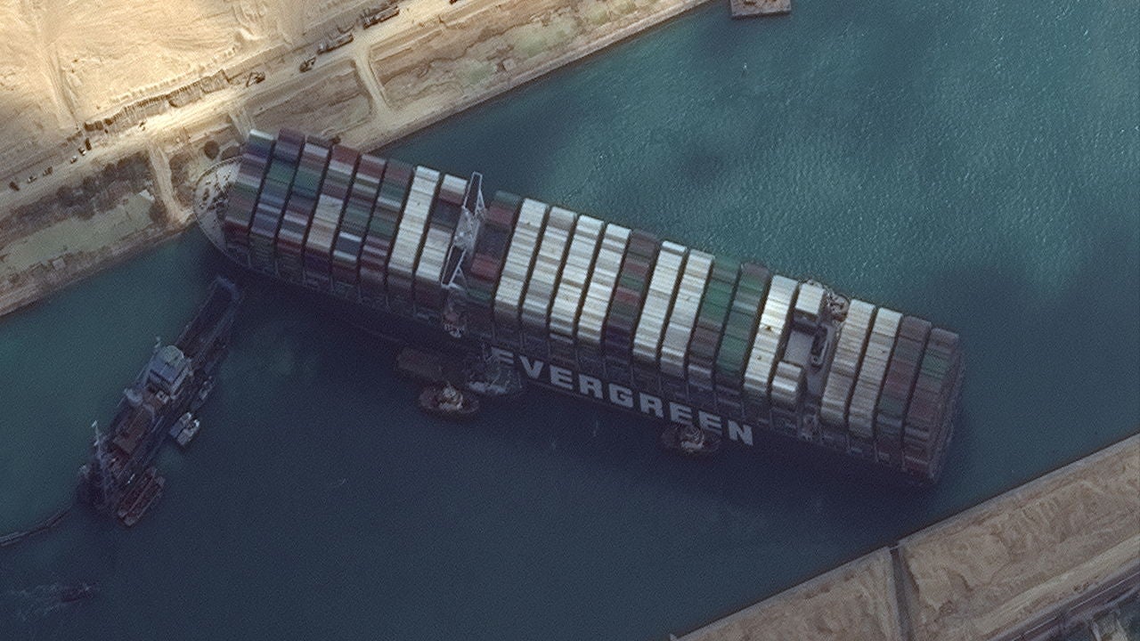 Liberan el timón y las hélices del carguero Ever Given, encallado en el Canal de Suez