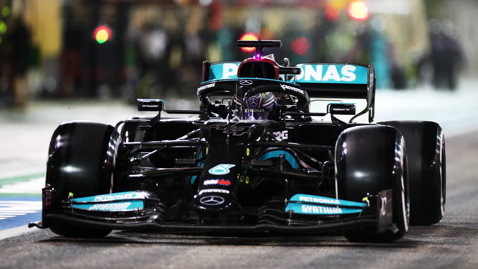 Hamilton se lleva el GP de Baréin tras una gran lucha con Verstappen; Carlos Sainz octavo