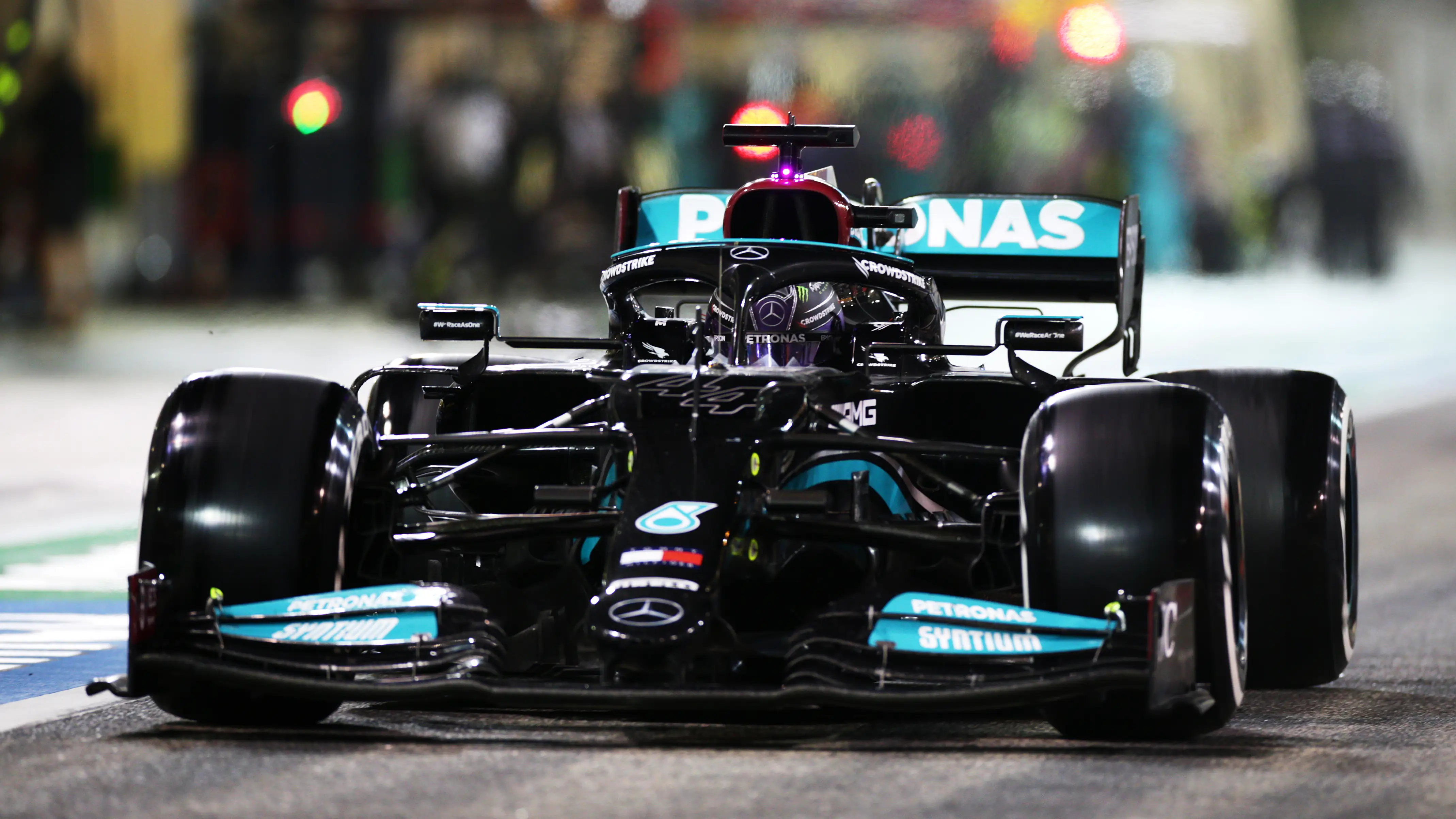 Hamilton se lleva el GP de Bar&eacute;in tras una gran lucha con Verstappen; Carlos Sainz octavo