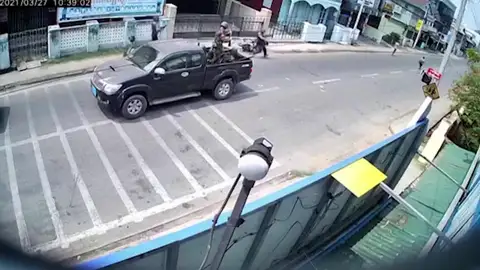 Tres hombres vestidos de militares disparando a la gente Tres hombres vestidos de militares disparando a la gente
